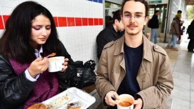 İzmir Büyükşehir Belediyesi, kentteki 6 noktada üniversite öğrencilerine ücretsiz yemek