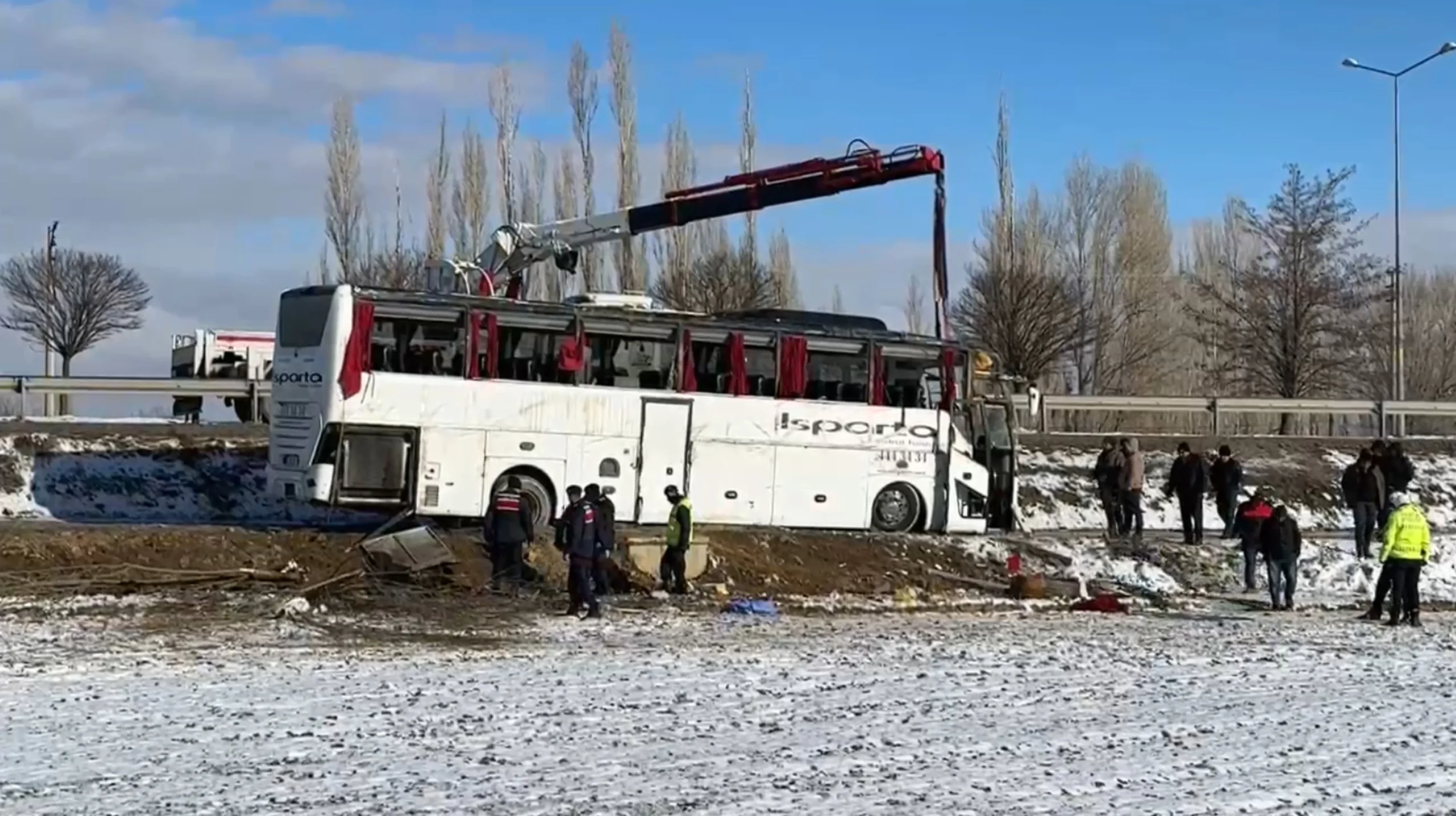 Alanya’dan Ankara’ya giden yolcu otobüsü, Afyonkarahisar’ın Sinanpaşa ilçesi yakınlarında şarampole