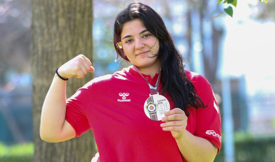 10 yaşındayken İzmir Büyükşehir Belediyesi Spor Kulübü’nün okullarda yürüttüğü sportif