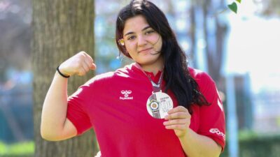 10 yaşındayken İzmir Büyükşehir Belediyesi Spor Kulübü’nün okullarda yürüttüğü sportif