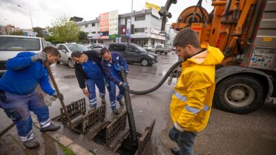 İzmir Büyükşehir Belediyesi İZSU Genel Müdürlüğü ekipleri dün geceden beri