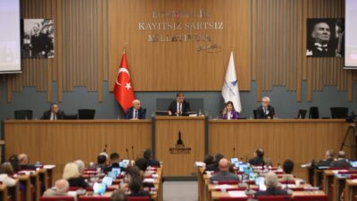 İzmir Büyükşehir Belediyesi'nde haftalardır kulisleri hareketlendiren "grup başkanvekilliği" tartışması nihayet