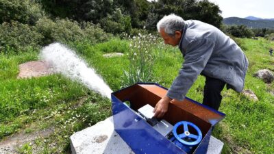 İzmir Büyükşehir Belediyesi, kuraklıkla mücadele eden Dikilili çiftçilerin su hasretine