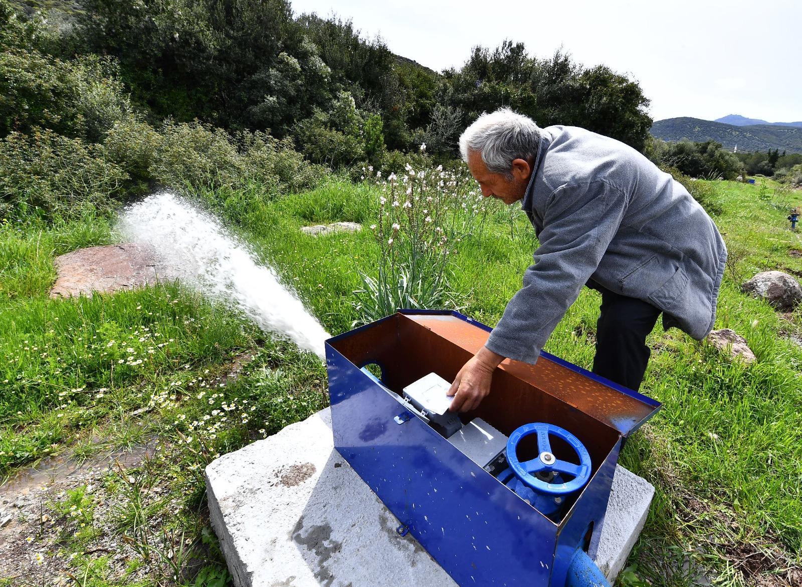 İzmir Büyükşehir Belediyesi, kuraklıkla mücadele eden Dikilili çiftçilerin su hasretine