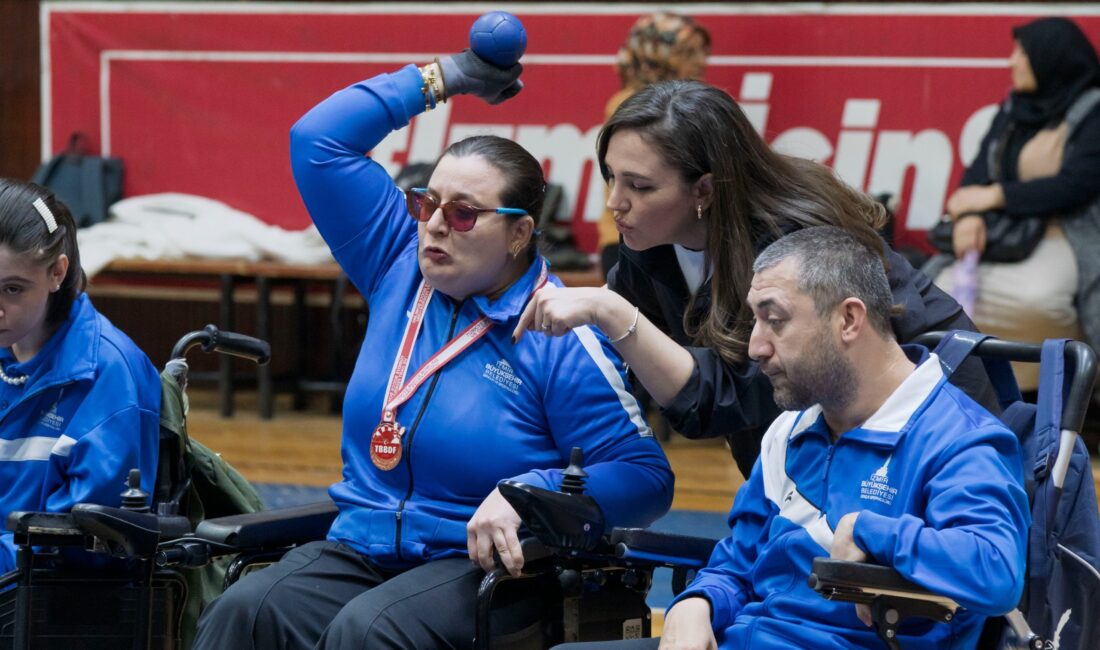 Kırık ayağıyla bronz madalya kazandı İzmir Büyükşehir Belediyesi’nin Serebral Palsili sporcusu Sinem Gökten’in ayağında Türkiye
