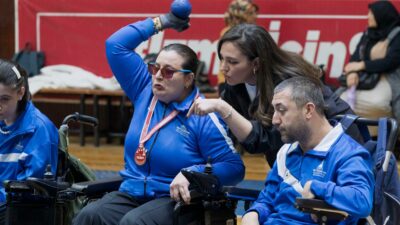 İzmir Büyükşehir Belediyesi’nin Serebral Palsili sporcusu Sinem Gökten’in ayağında Türkiye
