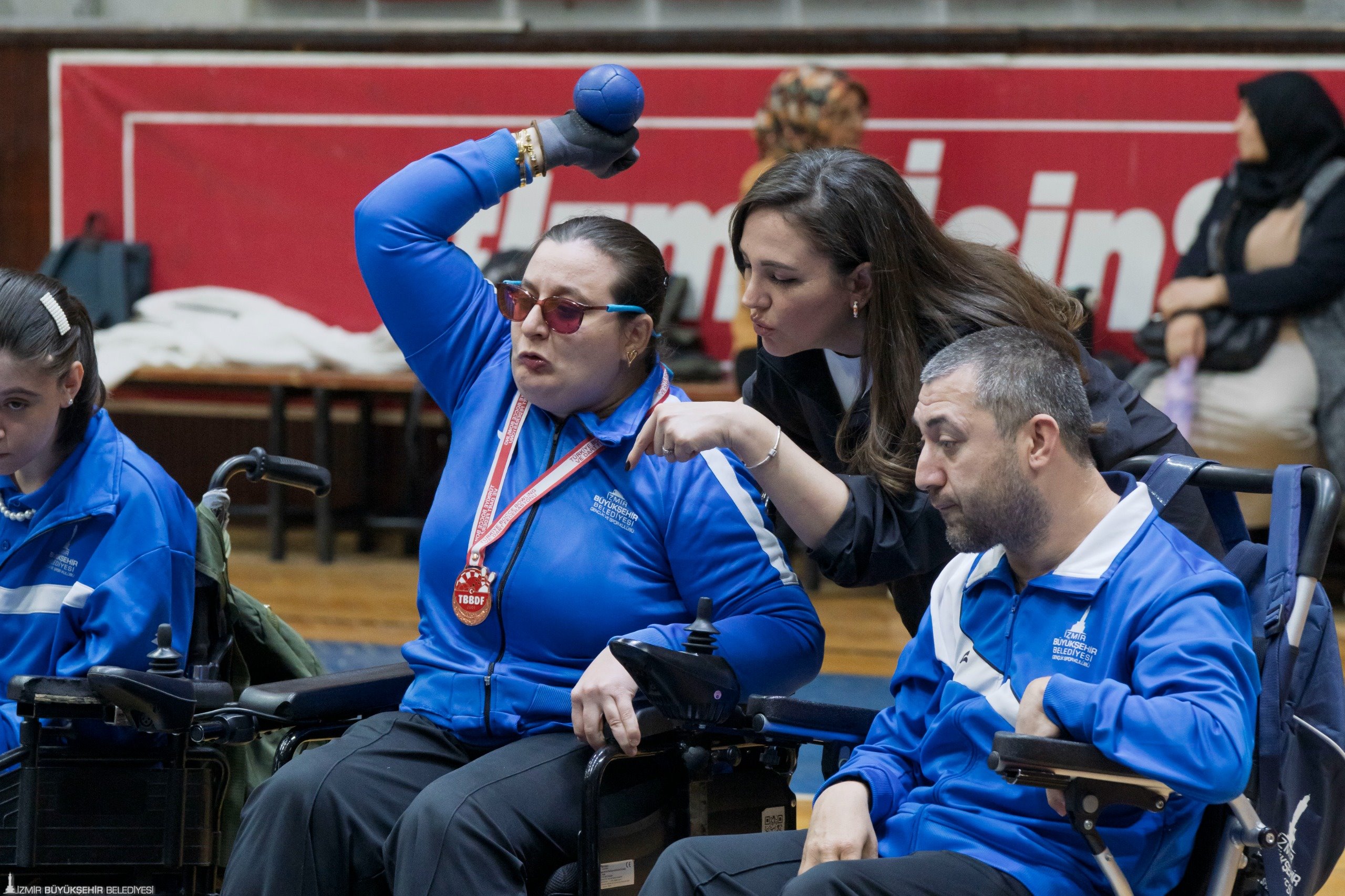 İzmir Büyükşehir Belediyesi’nin Serebral Palsili sporcusu Sinem Gökten’in ayağında Türkiye