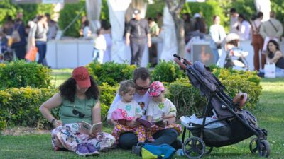İzmir Kitap Fuarı, İzmirli kitapseverlerin akınına uğramaya devam ediyor. 