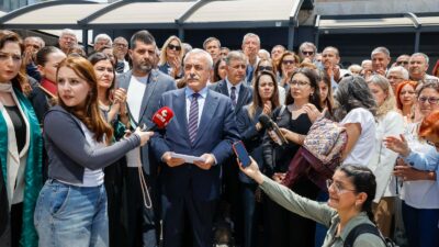 İzmir Büyükşehir Belediye Meclisi’nin CHP’li üyeleri, AKP’li Meclis Üyesi Erdal