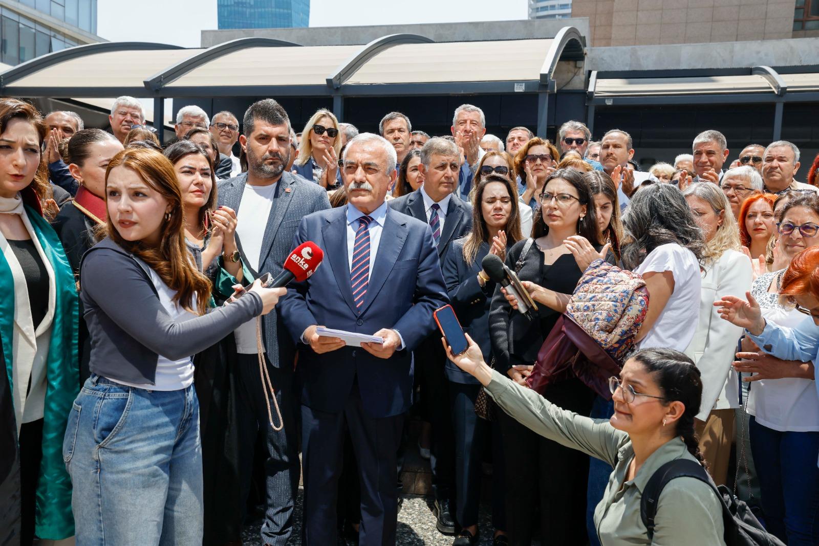 İzmir Büyükşehir Belediye Meclisi’nin CHP’li üyeleri, AKP’li Meclis Üyesi Erdal