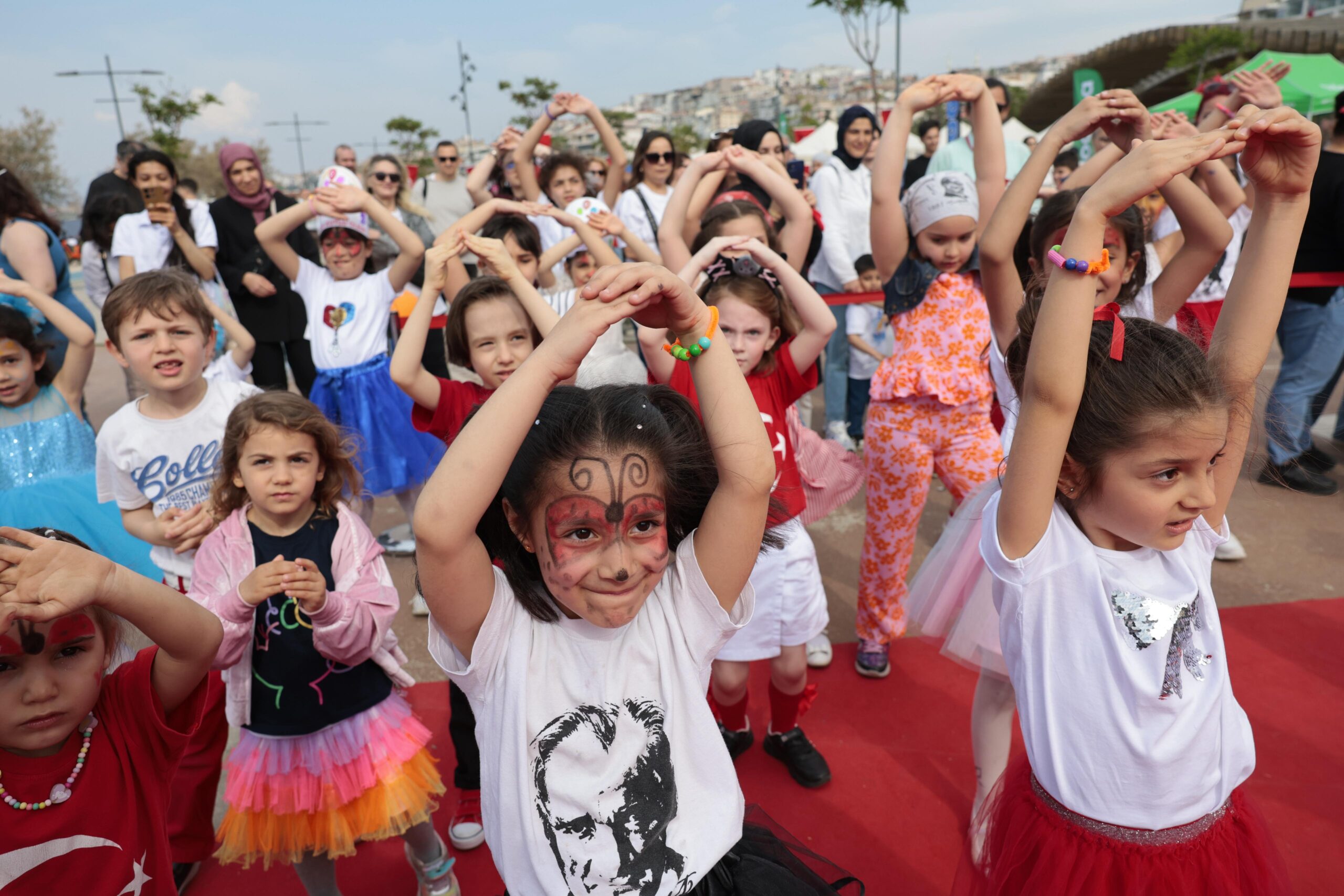 Konak’ta 23 Nisan, Konak Belediyesi’nin Karantina Meydanı’nda düzenlediği etkinliklerle kutlandı.