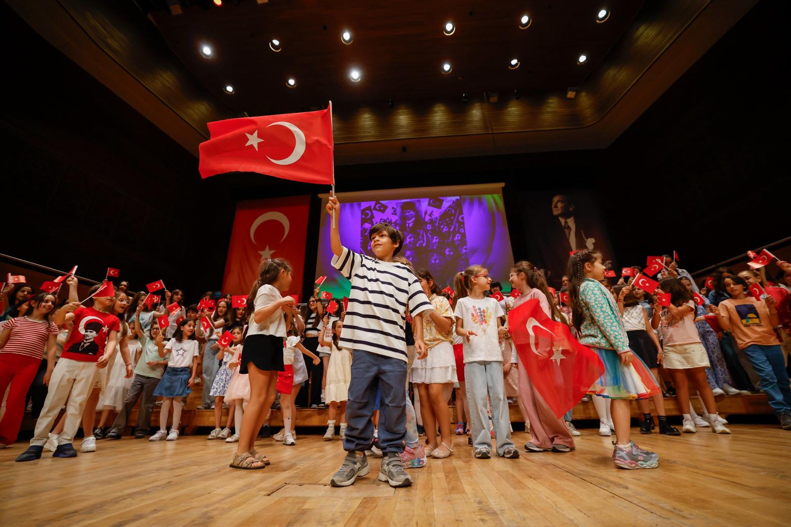 İzmir Büyükşehir Belediyesi’nin 23 Nisan Ulusal Egemenlik ve Çocuk Bayramı