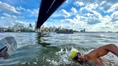 İzmir Büyükşehir Belediyesi Spor Kulübü’nün ultra maraton yüzücüsü Emre Erdoğan,