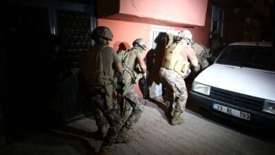 İzmir'de PKK/KCK terör örgütüne yönelik düzenlenen operasyonda 4 şüpheli yakalanarak
