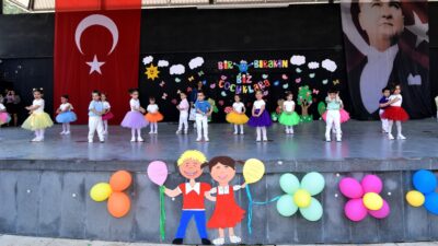 Bornova Belediyesi’nin düzenlediği 23 Nisan etkinliğinde 270 çocuk, danslar ve