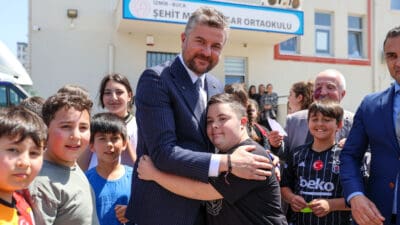 Şehit Mesut Taşar Ortaokulu'nu ziyaret eden Buca Belediye Başkanı Mimar