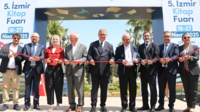 İzmir Büyükşehir Belediyesi'nin ev sahipliğinde düzenlenen İZKİTAPFEST bu yıl beşinci