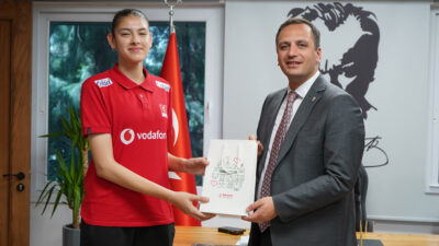 15 yaşındaki Hasret Tuncer, Bornova Belediyespor’un voleybol branşında Milli Takıma