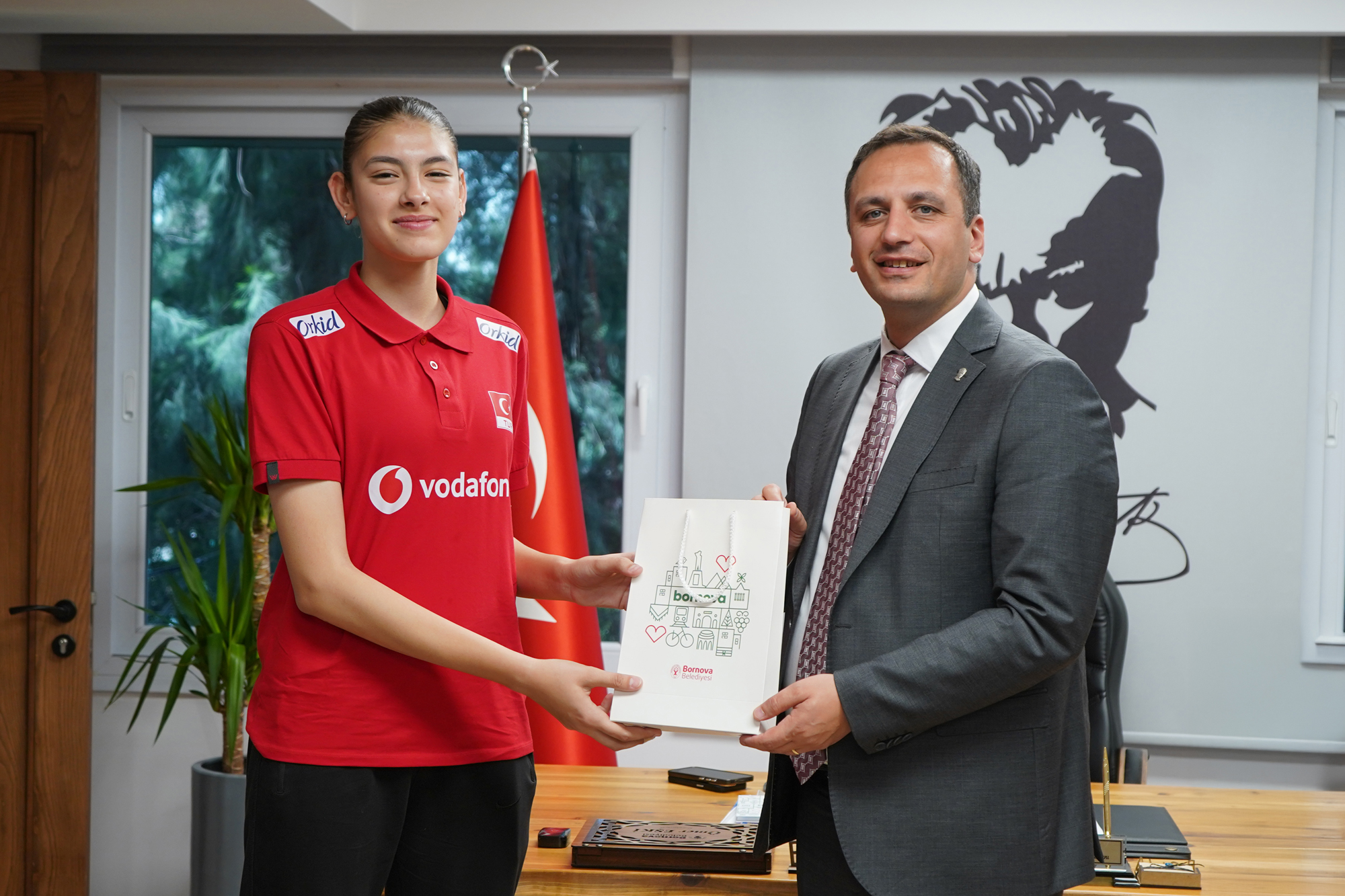 15 yaşındaki Hasret Tuncer, Bornova Belediyespor’un voleybol branşında Milli Takıma