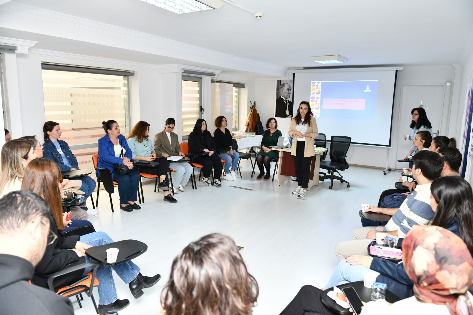 Çiğli Belediyesi, kadına yönelik şiddetle mücadeleye dikkat çekmek ve personel