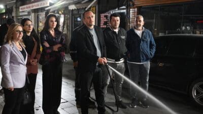 Bornova Belediye Başkanı Ömer Eşki, Tarihi Bornova Çarşısı’nda gece saatlerinde