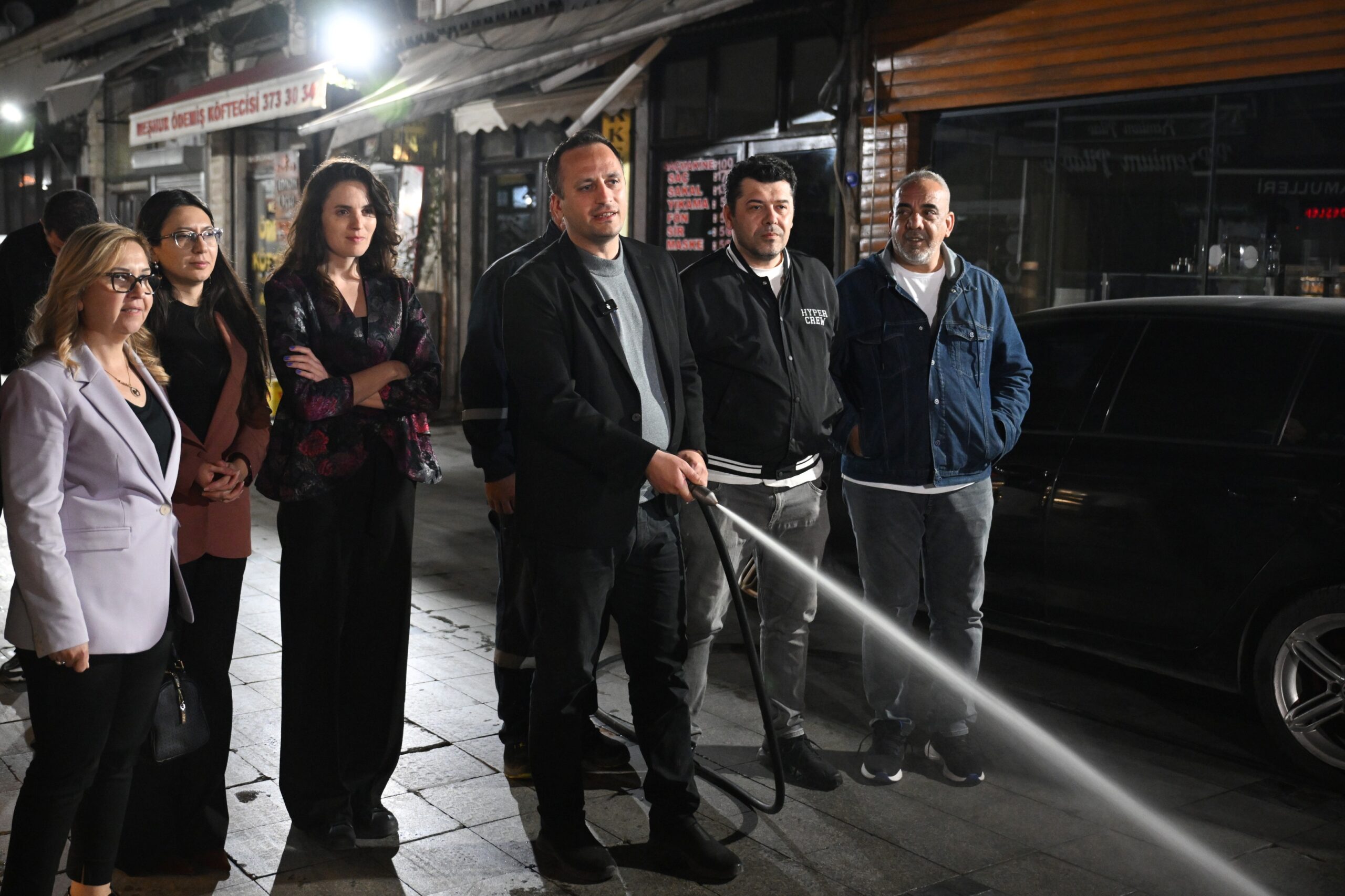 Bornova Belediye Başkanı Ömer Eşki, Tarihi Bornova Çarşısı’nda gece saatlerinde