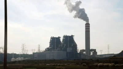 İzmir'in Aliağa ilçesinde daha önce ruhsatsız çalıştığı gerekçesiyle Büyükşehir Belediyesi