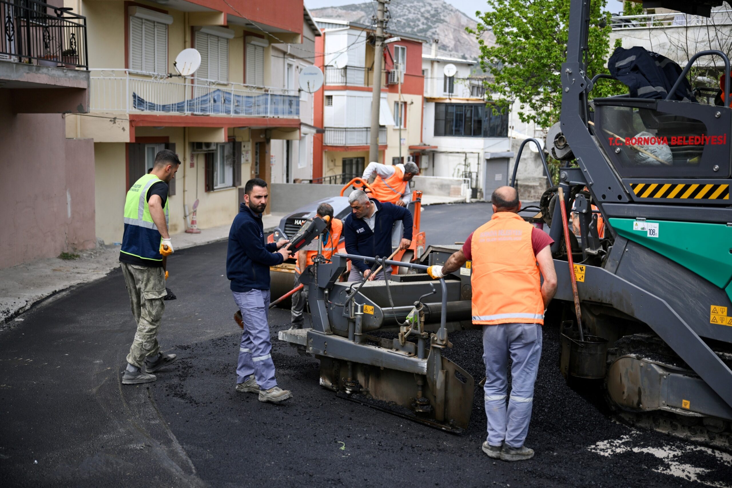 Bornova Belediyesi, ilçenin kırsal mahallelerinde başlattığı yol çalışmalarına hız kesmeden