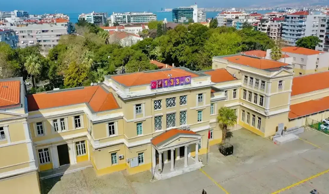 İzmir Atatürk Lisesi'nde 90 öğretmenin 60'ının bir gecede görevden alınması
