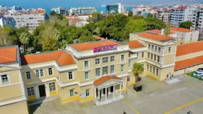 İzmir Atatürk Lisesi'nde 90 öğretmenin 60'ının bir gecede görevden alınması