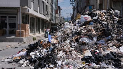 İzmir'in Bornova ilçesindeki Işıkkent Ayakkabıcılar Sitesi ve çevresinde biriken sanayi