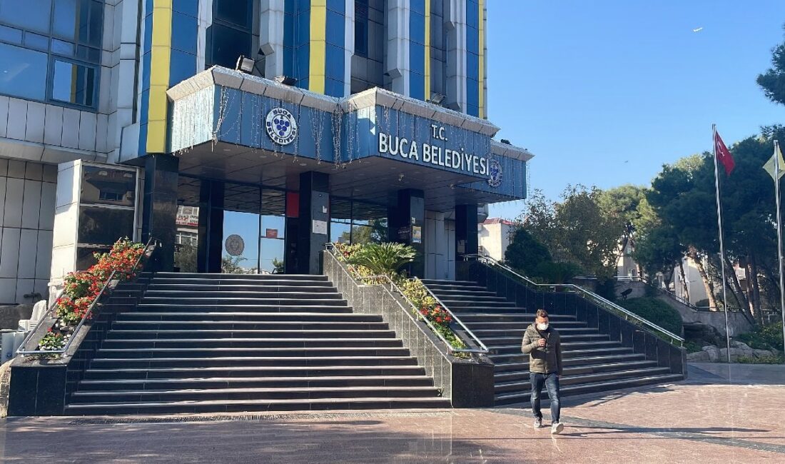 Buca Belediyesi’nin çözümü: Bakanlık kapısında 500 konteyner talebi Ekonomik sıkıntılarla boğuşan Buca Belediyesi, çevre temizliği hizmetlerini sürdürebilmek için