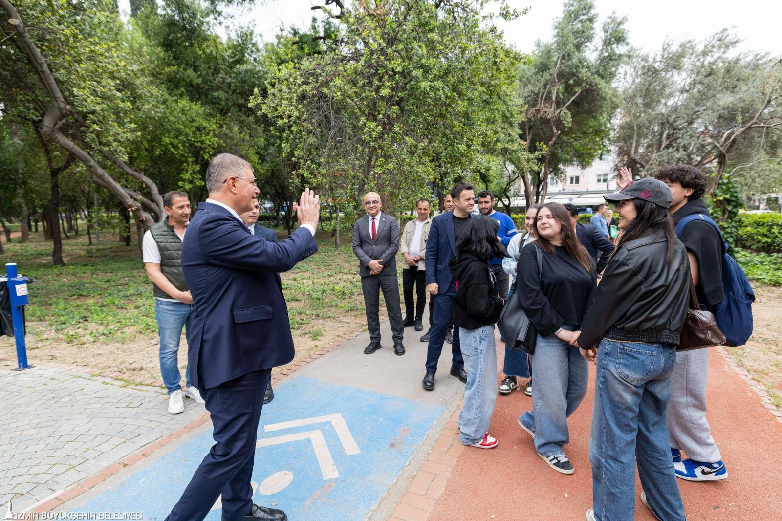 İzmir Büyükşehir Belediye Başkanı Dr. Cemil Tugay Buca’da sahaya inerek
