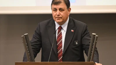 İzmir Büyükşehir Belediye Başkanı Cemil Tugay, Çevre Bakanı Murat Kurum'un