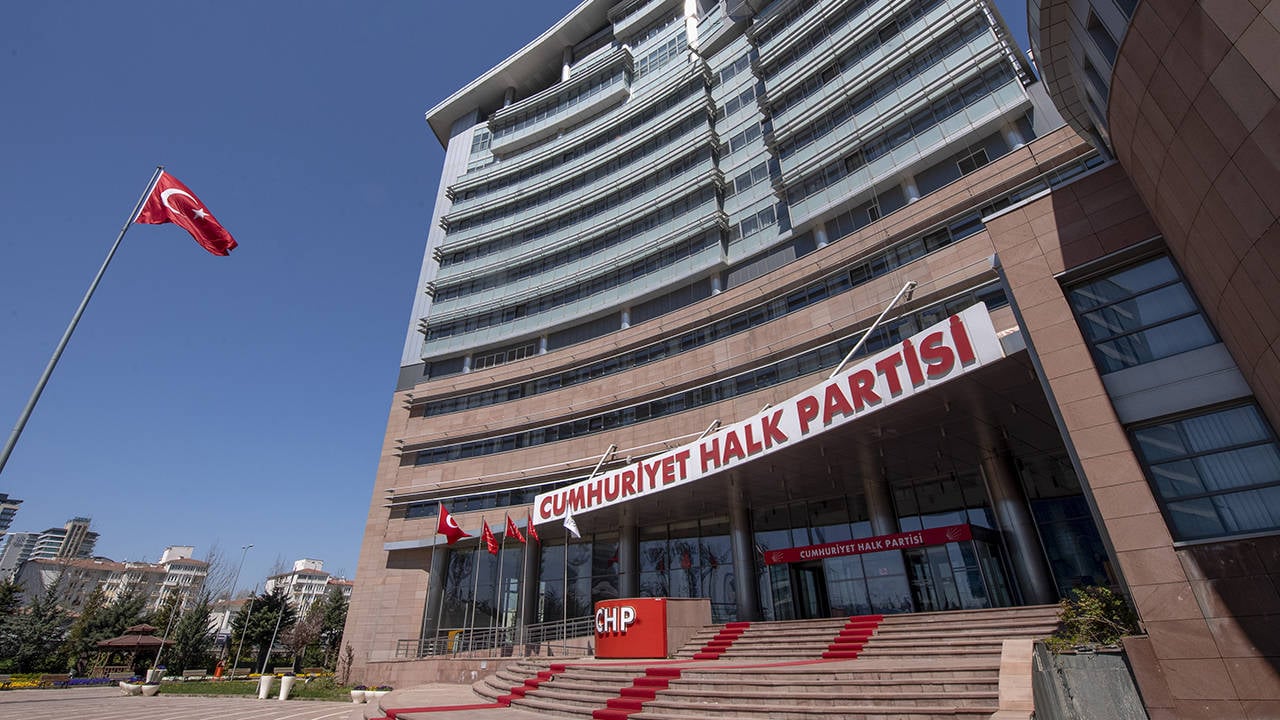 CHP'nin 21'inci Olağanüstü Kurultayı'nda Genel Başkan Özgür Özel'in anahtar listesi