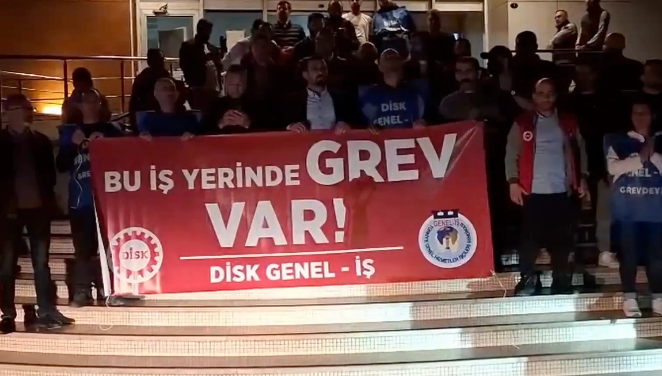 İzmir'in Çiğli ilçesinde belediye işçileri toplu iş sözleşmesi görüşmelerinde anlaşma