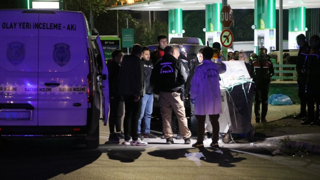 Denizli'de karayolu kenarındaki çöp konteynerinde göbek bağı bile kesilmemiş erkek