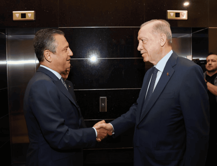 Cumhurbaşkanı Recep Tayyip Erdoğan, CHP Genel Başkanı Özgür Özel'in kurultaydaki