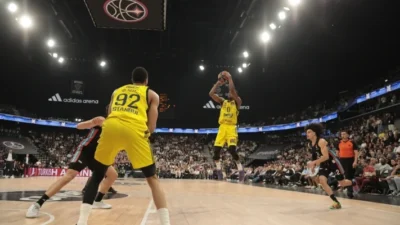 Fenerbahçe Beko, EuroLeague Play-Off serisinde Paris Basketball'u deplasmanda 98-88 mağlup