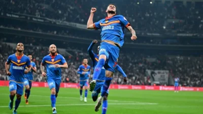 İZMİR'İN GURURU GÖZTEPE KAPIYI KIRIP GEÇTİ. İzmir'in efsane takımı Göztepe,