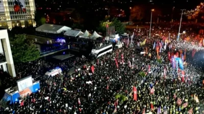 İstanbul Büyükşehir Belediyesi (İBB) odaklı soruşturmaları protesto eden ve tutuklanan