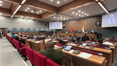 İzmir Büyükşehir Belediyesi'nin 2024 yılı faaliyet raporunu değerlendiren CHP Grup