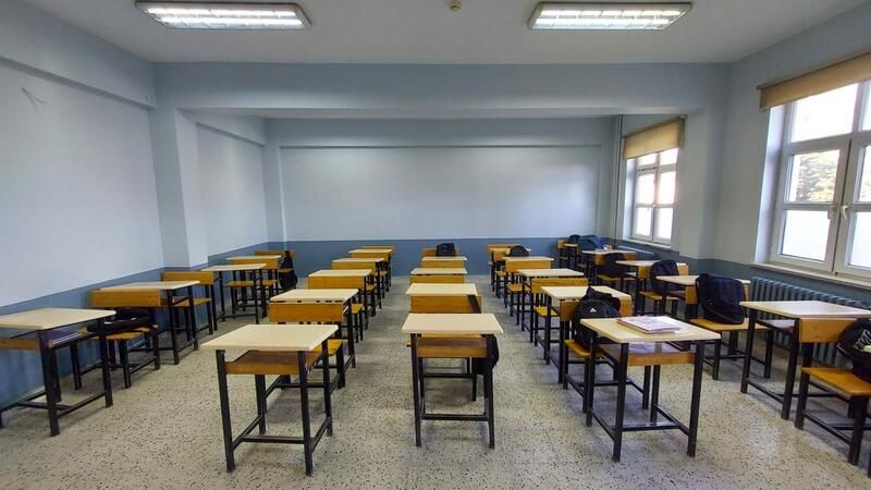 Marmara Denizi'nde meydana gelen 6,2 büyüklüğündeki depremin ardından İstanbul'daki eğitim