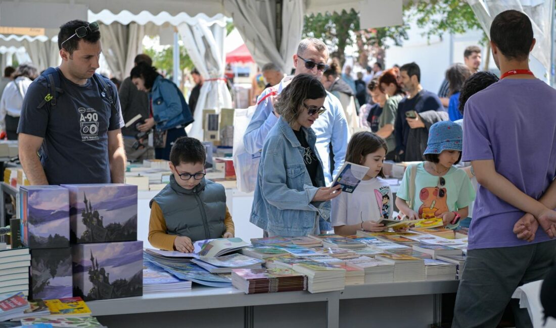 İzmir Büyükşehir Belediyesi'nin düzenlediği İzmir Kitap Fuarı, üçüncü gününde de