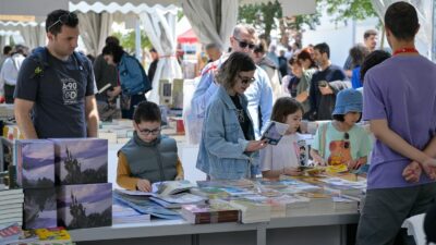 İzmir Büyükşehir Belediyesi'nin düzenlediği İzmir Kitap Fuarı, üçüncü gününde de