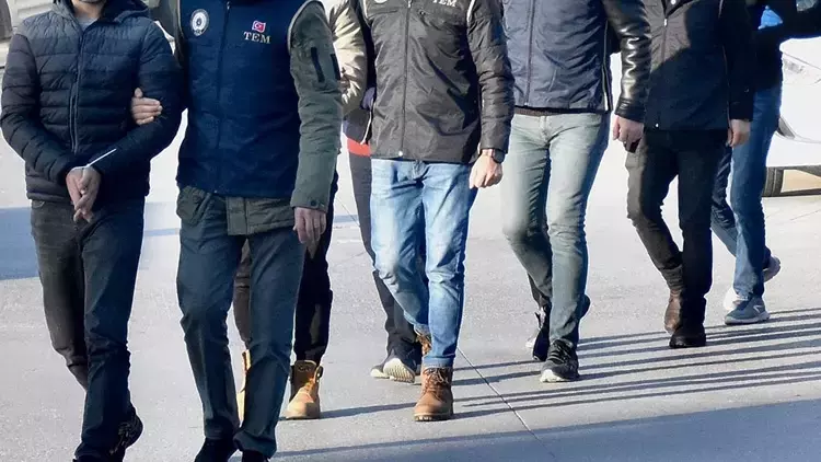 İzmir'de emniyet güçleri tarafından düzenlenen geniş çaplı operasyonda aralarında cinayet,
