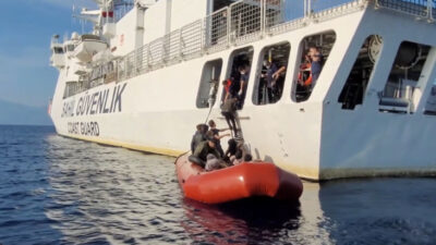 İzmir'in Dikili ilçesi açıklarında vatandaşların ihbarı üzerine harekete geçen Sahil