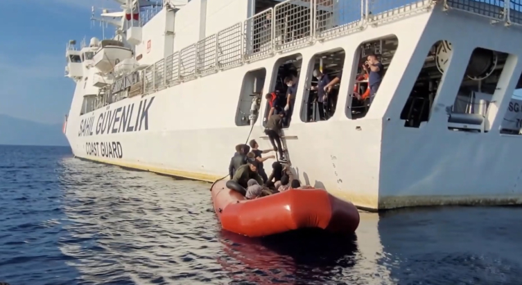 İzmir'in Dikili ilçesi açıklarında vatandaşların ihbarı üzerine harekete geçen Sahil