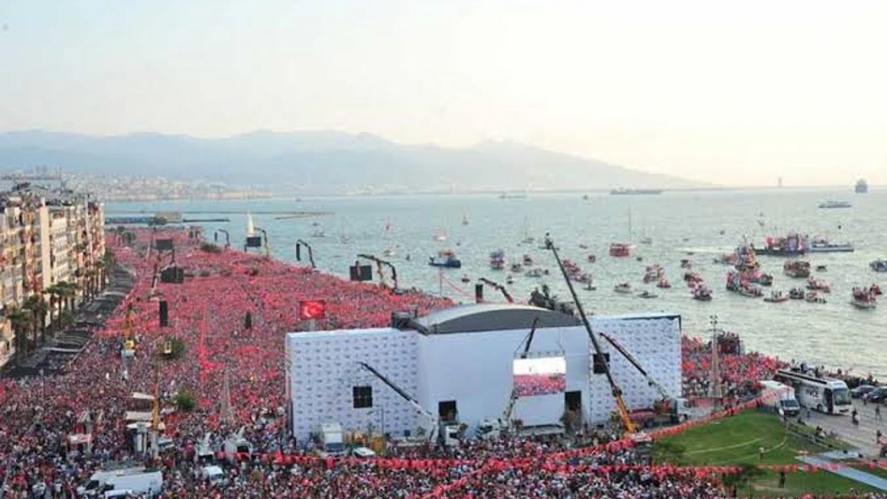 CHP İzmir İl Başkanı Şenol Aslanoğlu, 19 Mayıs'ta Gündoğdu Meydanı'nda