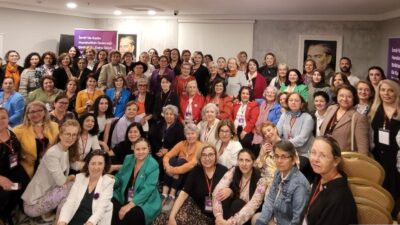 DEMOKRAT GÜNDEM-HABER MERKEZİ– İzmir’de gerçekleştirilen “İzmir’de Kadın Hareketinin Geleceği: Birlikte